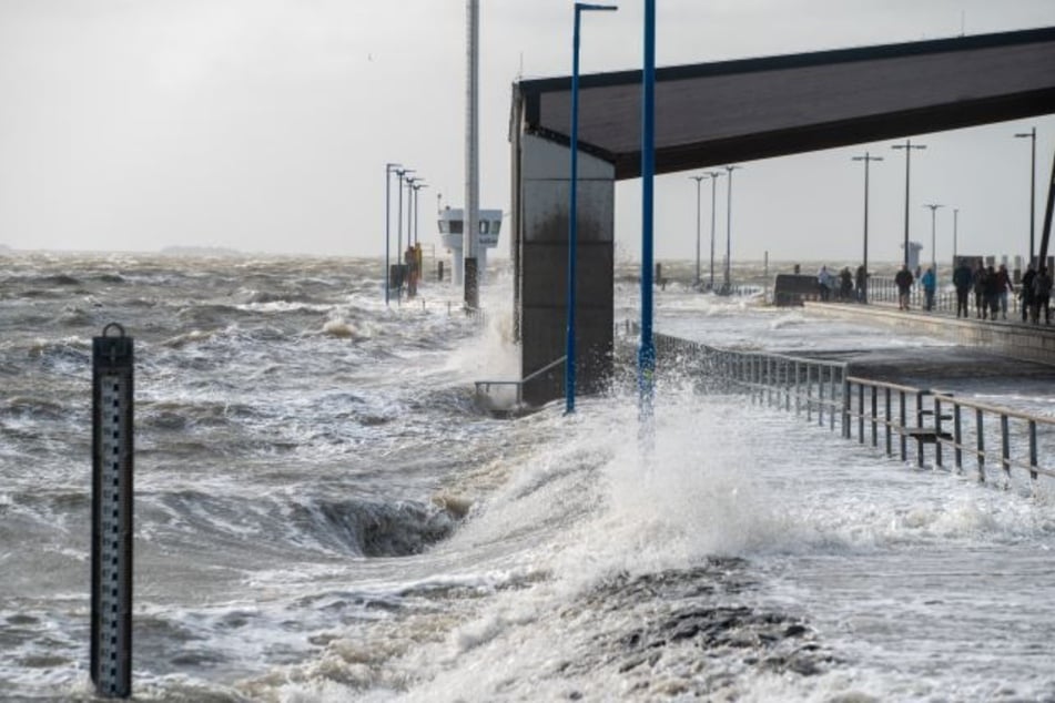 Sturmflut in Hamburg und an der Nordsee: Fischmarkt überflutet