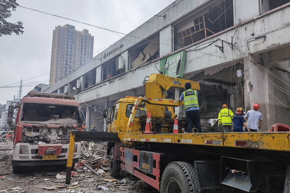 Rettungskräfte arbeiten am Ort der Gasexplosion in der Gemeinde Yanhu im Bezirk Zhangwan in der Stadt Shiyan.