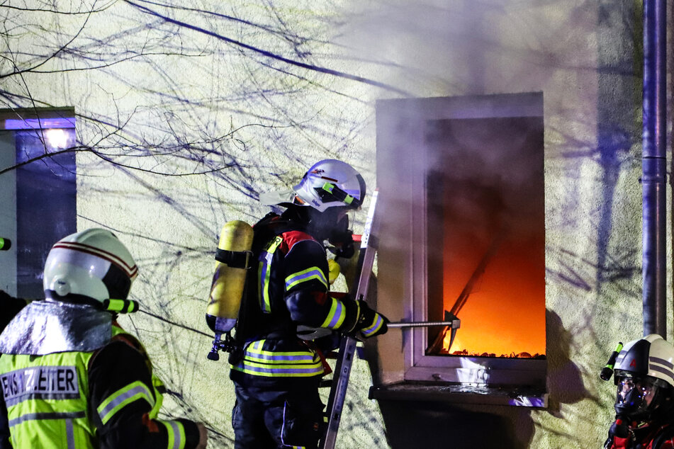 Wohnungsbrand im Erzgebirge: Feuerwehrmann (27) verletzt