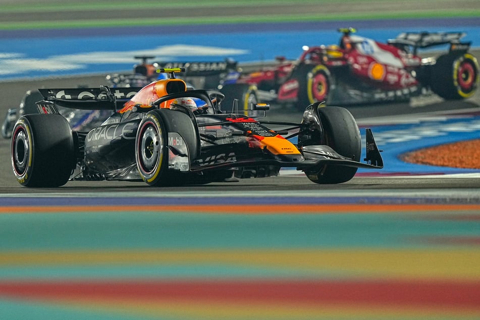 Max Verstappen (28) hat die WM-Entscheidung vertagt und ein Herzschlag-Finale wie vor vier Jahren beim Beginn seiner Formel-1-Titelära in Abu Dhabi perfekt gemacht.
