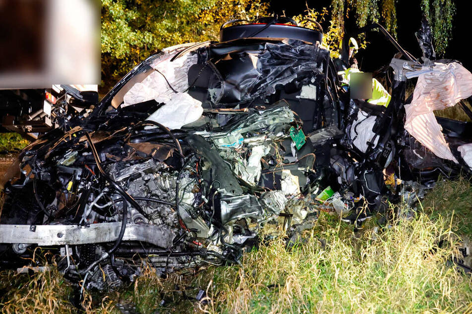 Tödlicher Crash auf Neefestraße: BMW-Fahrer (34) stirbt, Laster-Fahrer schwer verletzt