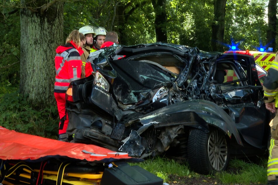 Der Ford Mondeo wurde von hinten gerammt und in den Gegenverkehr geschleudert.