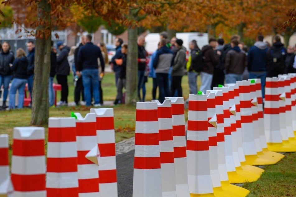 Das Interims-Gerichtsgebäude bietet etwa 450 Nebenklägern und Nebenklagevertretern Platz. Hinzu kommen 200 Plätze für Zuschauer und Medienvertreter.
