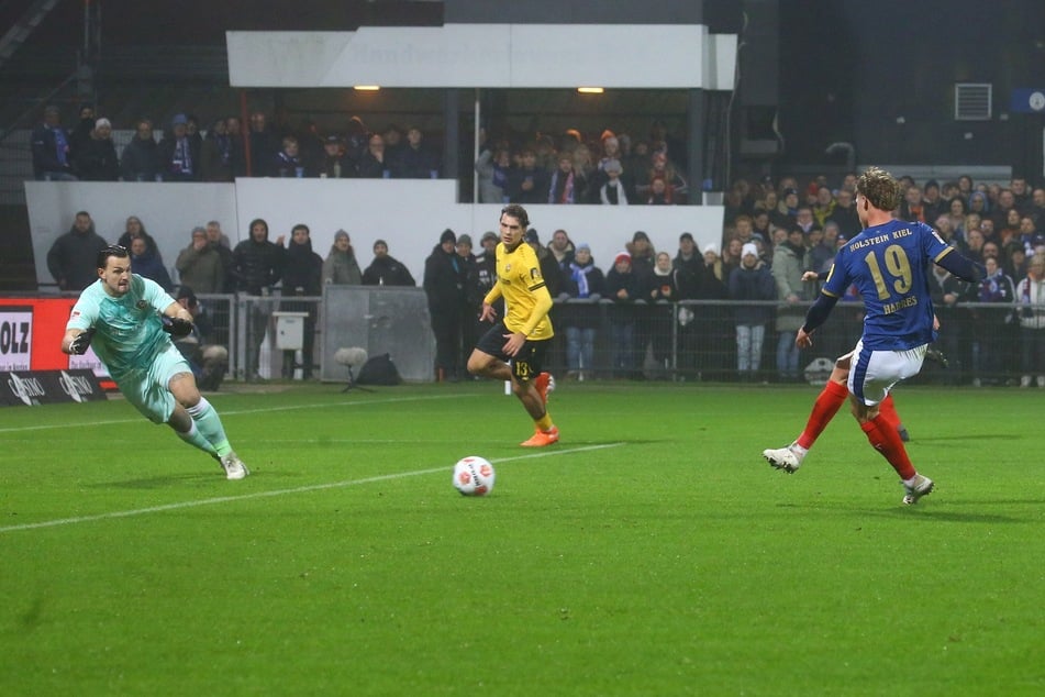 Nach dem Ballverlust von Luca Herrmann liefen drei Kieler allein auf Tim Schreiber (l.) zu. Phil Harres musste nur noch zum 1:1 einschieben.