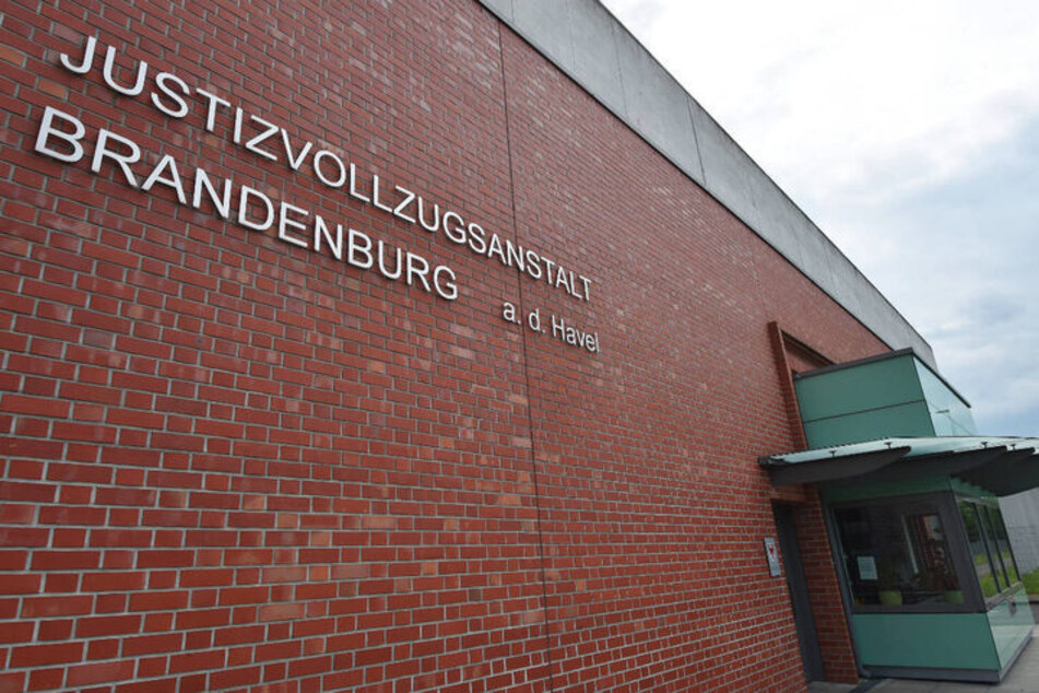 Aus JVA Brandenburg ausgebüxt: Knacki stellt sich Polizei