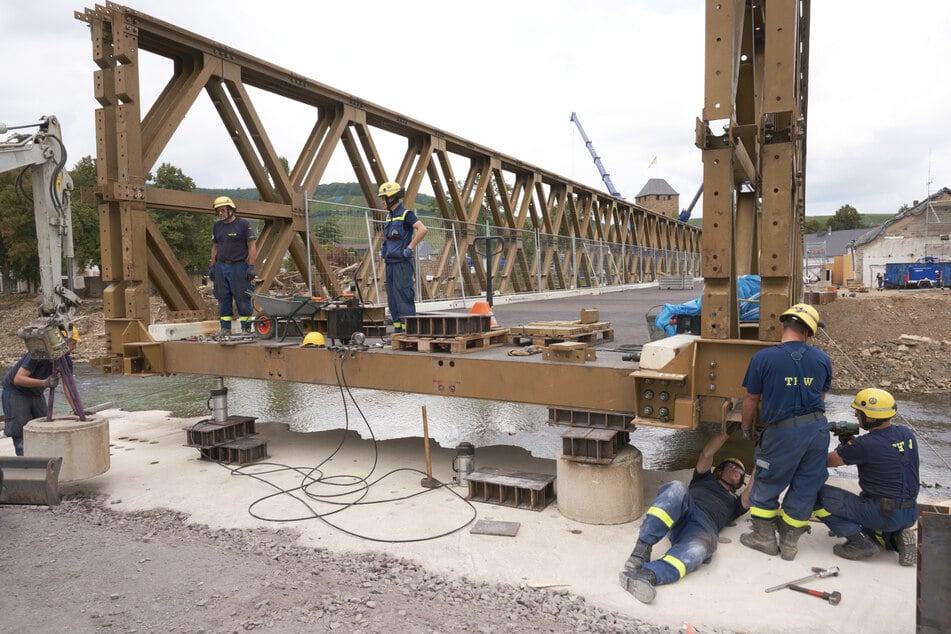 Eine temporäre Lösung für Dresdens Verkehrskollaps? Mitarbeiter des THW errichteten nach der Flutkatastrophe 2021 in Ahrweiler (Rheinland-Pfalz) eine Behelfsbrücke.