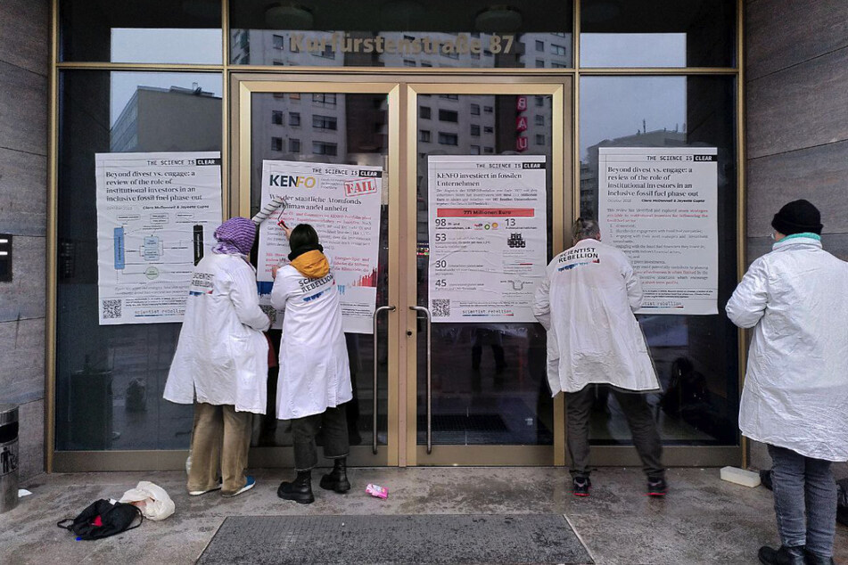 In Berlin kleisterten Mitglieder der Umweltschützer-Gruppe "Scientist Rebellion" die Zentrale der KENFO-Stiftung in Berlin mit Plakaten zu.