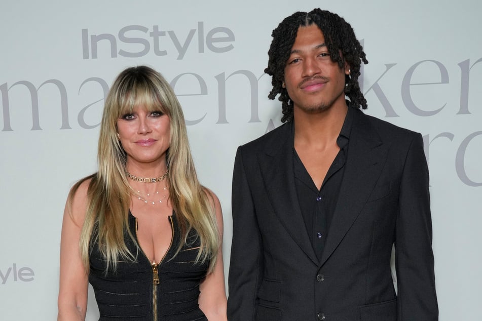 Henry Samuel (20 años, masculino), hijo de Heidi Klum (52) y del cantante Seal, también trabaja como modelo.