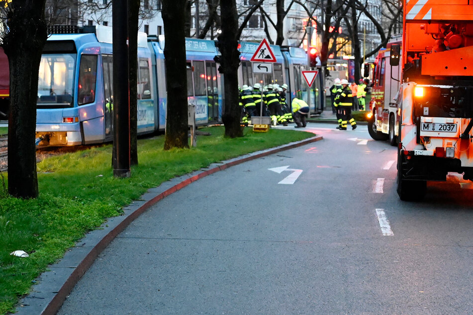 München: Trambahn springt in München über mehrere Gleise! Fahrgäste haben Glück im Unglück