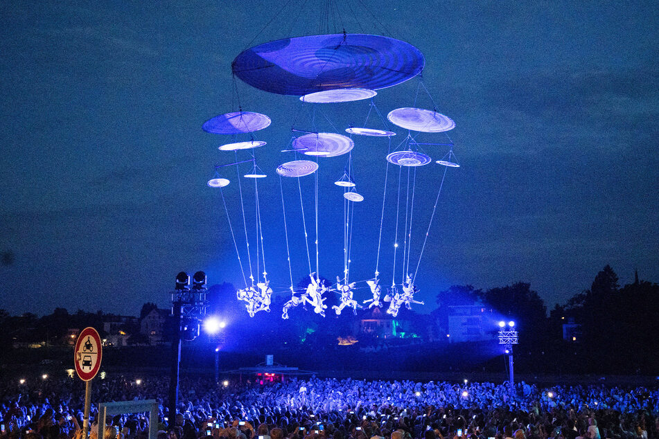 Spektakel am Nachthimmel: "Moire Experience" begeistert mit Luftakrobatik und Rock am Blauen Wunder.