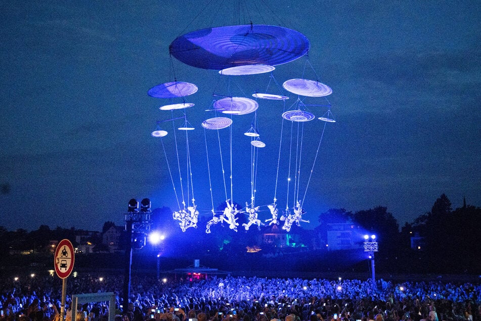 Spektakel am Nachthimmel: "Moire Experience" begeistert mit Luftakrobatik und Rock am Blauen Wunder.