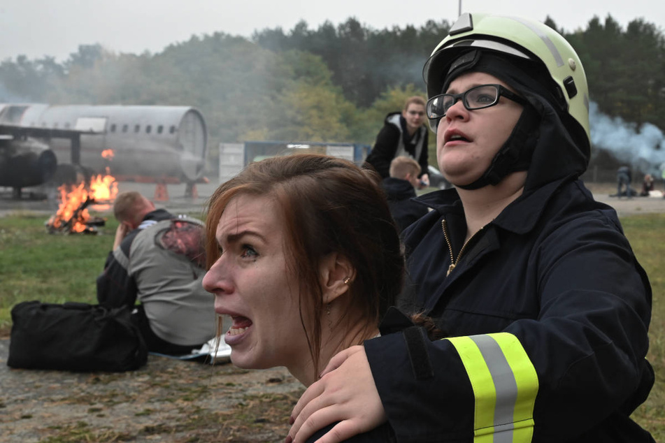 Eine Passagierin steht nach dem Unglück unter Schock und muss betreut werden.