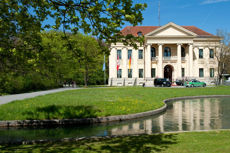 Der Mann trieb im Brunnen vor dem Prinz-Carl-Palais. Ist er zuvor in den Köglmühlbach gestürzt?