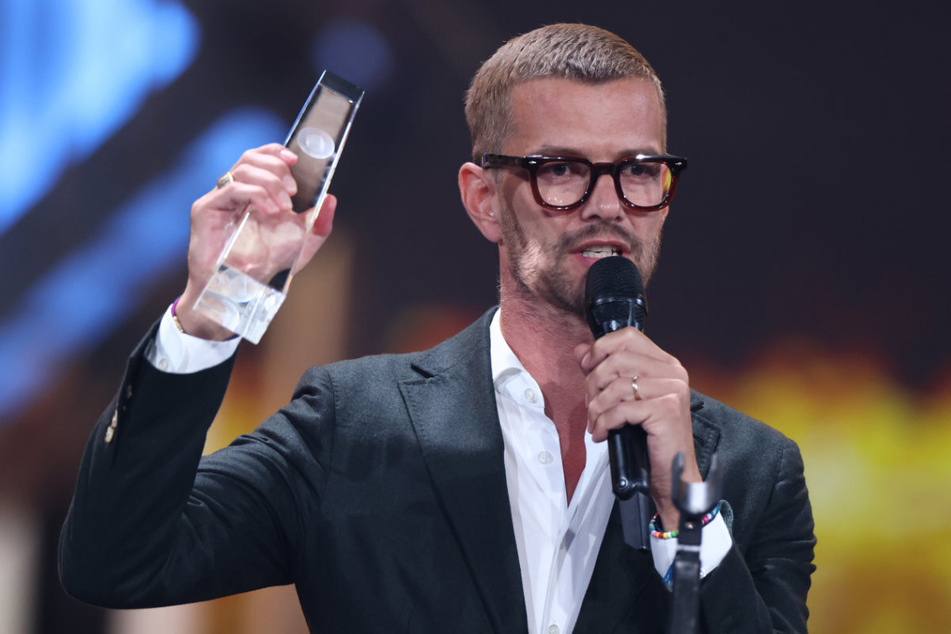 Im September 2023 nahm der Moderator für das Amazon Original den Deutschen Fernsehpreis entgegen.