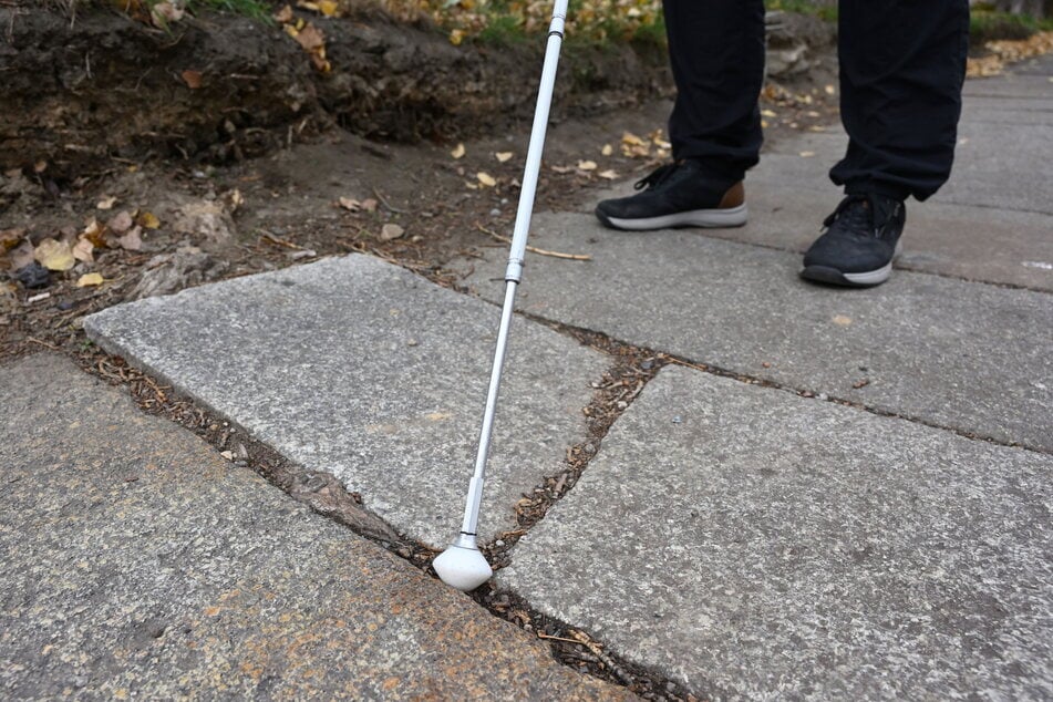 Gefürchtet bei Sehbehinderten: Schiefe Gehwegplatten wie an der Straße der Nationen.