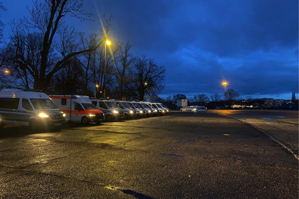 Mehrere Polizei- und Rettungswagen haben auf dem Volksfestplatz Stellung bezogen.