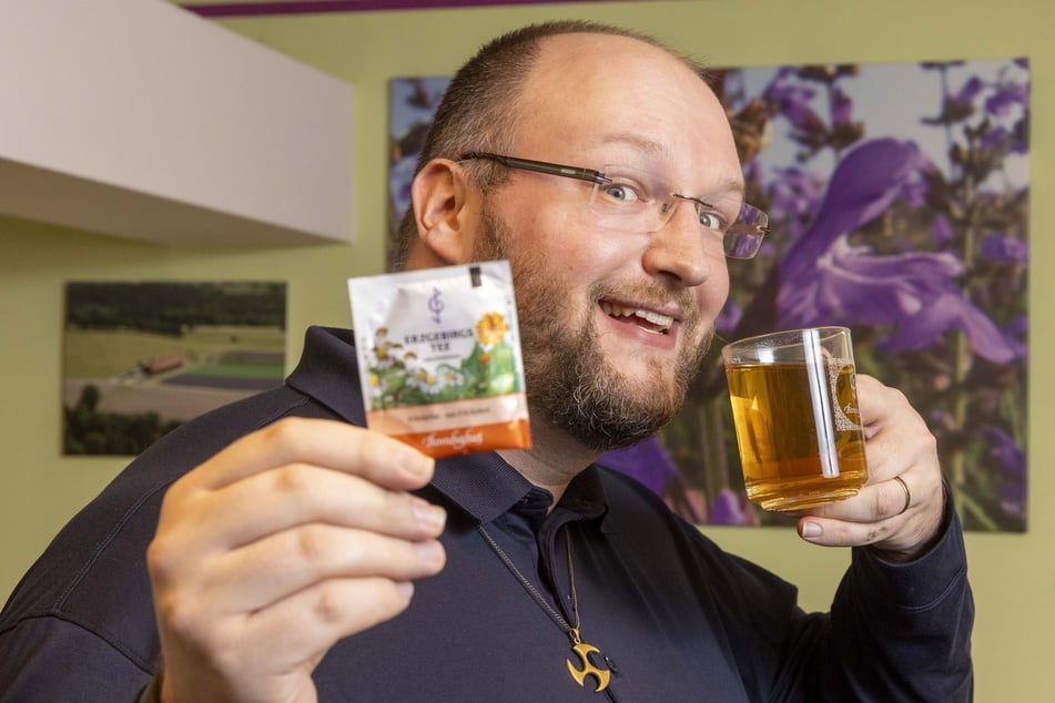 Bombastus-Mitarbeiter Paul Schuster (31) schwört auf den Klassiker: Erzgebirgstee.