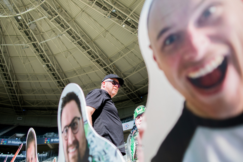 Die Fans von Borussia Mönchengladbach wollen mit zu einer besseren Stimmung bei möglichen Geisterspielen in der Fußball-Bundesliga beitragen. Um den TV-Zuschauern und den Profis den Blick auf die leeren Stadion-Plätze zu ersparen, sollen Pappfiguren mit dem Konterfei der Anhänger in Lebensgröße aufgestellt werden - auf Wunsch dort, wo die Zuschauer bei normalem Spielen auch stehen oder sitzen.