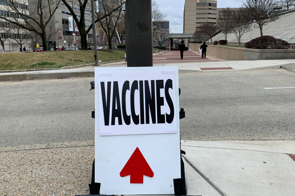 Unweit eines Kongresszentrums in Baltimore steht ein Schild mit der Aufschrift "Impfungen".