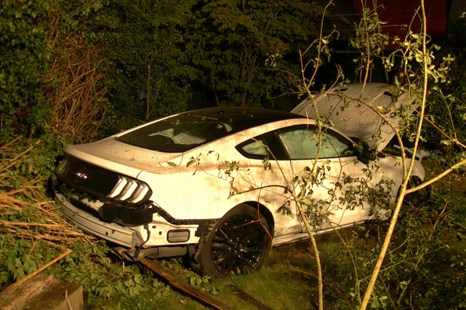 Der Mustang krachte vermutlich wegen zu hoher Geschwindigkeit in den Garten.