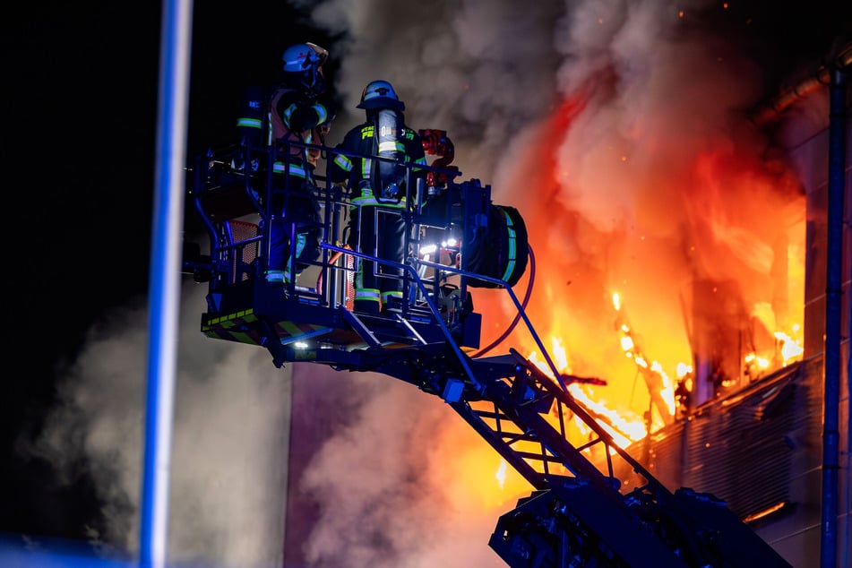 Beim Eintreffen der Feuerwehr stand das Gebäude bereits teilweise in Flammen.