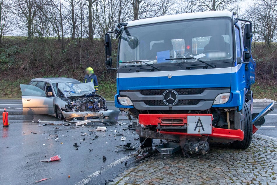 Ein Subaru und ein Lkw stießen zusammen.