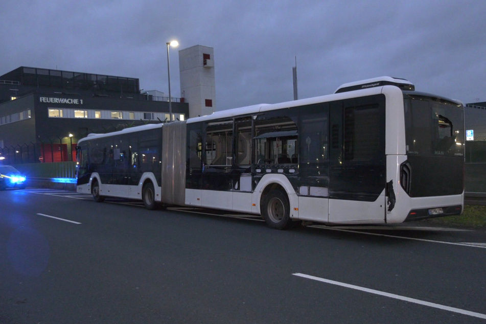 Am Donnerstagmorgen kam es auf dem Frankfurter Airportring zu einem heftigen Frontalunfall zwischen einem Linienbus und einem Lkw.