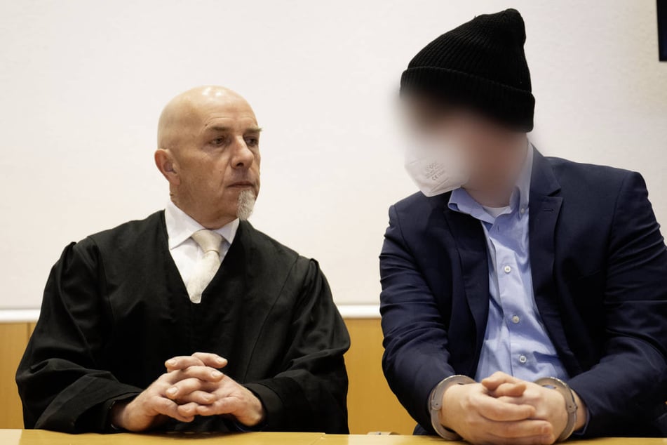 Der Angeklagte (r.) sitzt vor dem Prozessbeginn gegen den ehemaligen Schulleiter vor dem Landgericht neben seinem Verteidiger Jochen Kreissl.