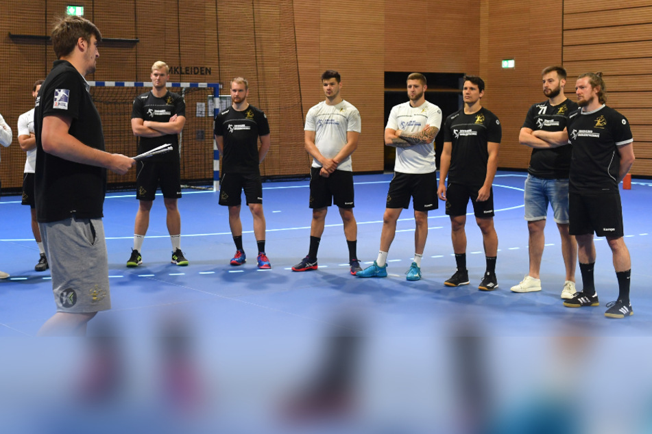 HCE-Chefcoach Rico Göde begrüßte gestern seine Mannschaft zum Trainingsauftakt.