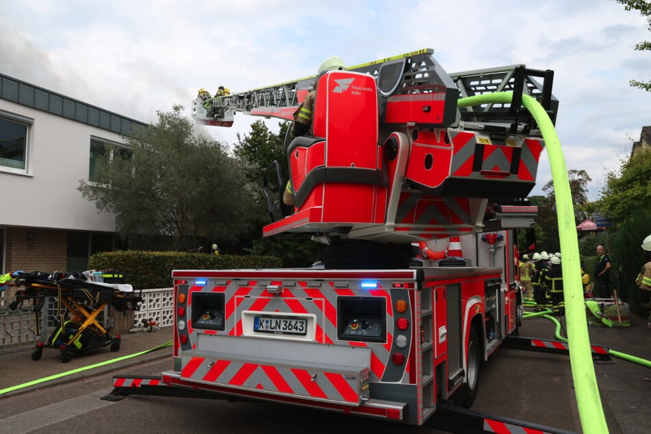 Die Feuerwehr konnten die schwer verletzte Frau über die Drehleiter retten.