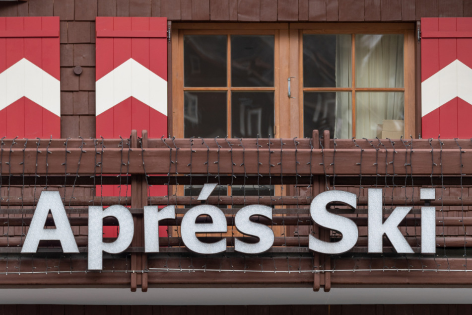Viele Menschen in Bayern haben sich wohl in Apres-Ski-Bars in Ischgl angesteckt. (Symbolbild)