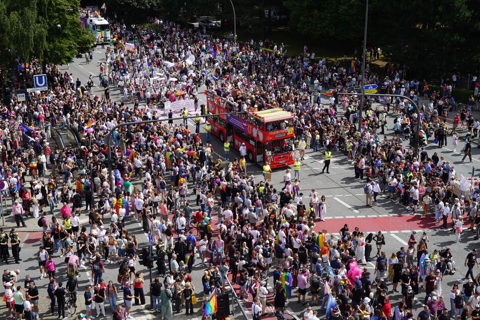 Nach ersten Schätzungen sollen mehr als 200.000 Menschen am CSD in Hamburg teilnehmen.