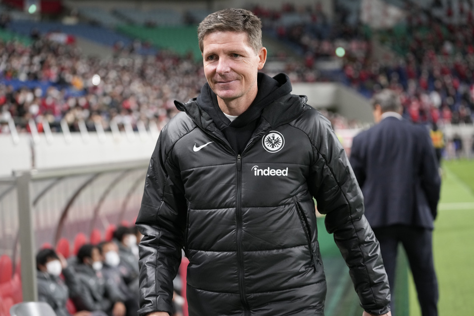 Eintracht Frankfurts Trainer Oliver Glasner (48) will sich bei der Entscheidung über eine mögliche Vertragsverlängerung nicht hetzen lassen.