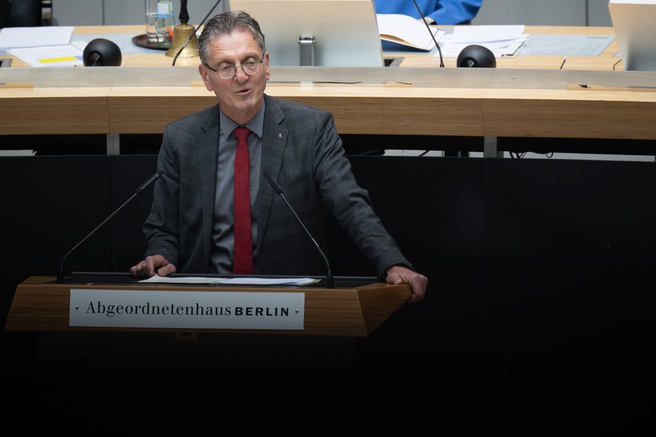 Christian Gaebler (60, SPD), Senator für Stadtentwicklung, Bauen und Wohnen, vertrat bei der Plenarsitzung des Abgeordnetenhauses Innensenatorin Iris Spranger (64, SPD).