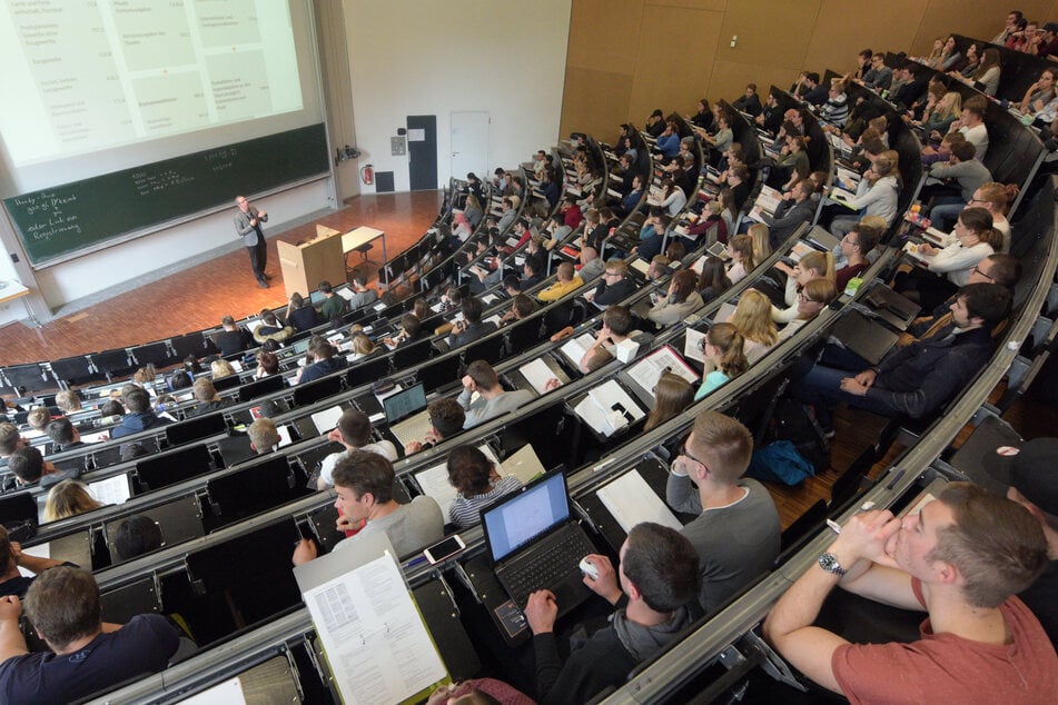 Ein voller Hörsaal - in Zeiten der Corona-Pandemie ein seltenes Bild.