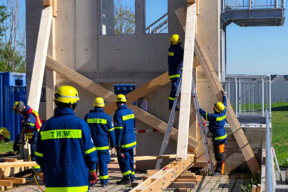 Ehrenamtliche Helfer vom Technischen Hilfswerk (THW) im Einsatz für die Gemeinschaft.