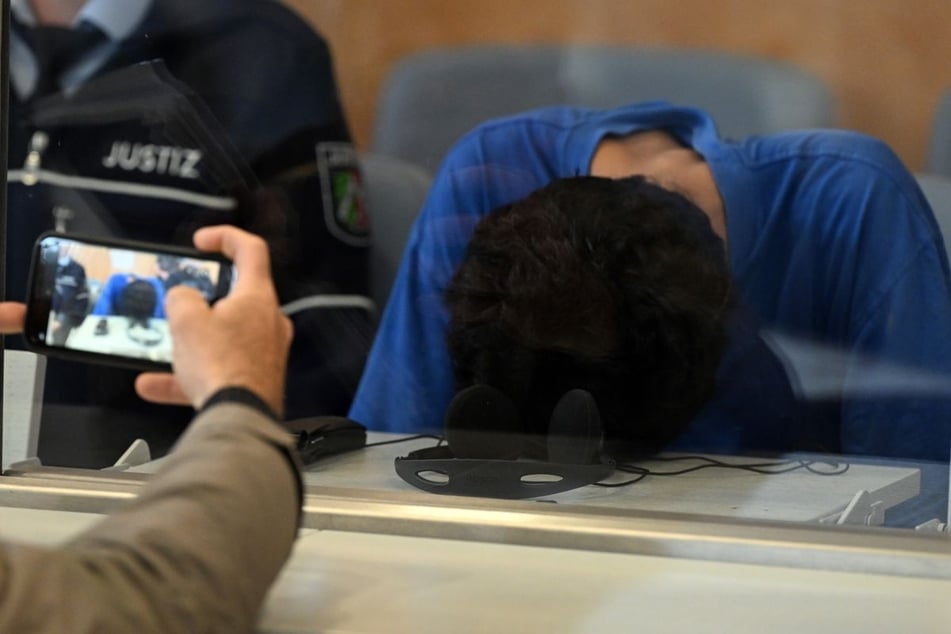 Dem 27-Jährigen werden dreifacher Mord und versuchter Mord in zehn Fällen vorgeworfen.