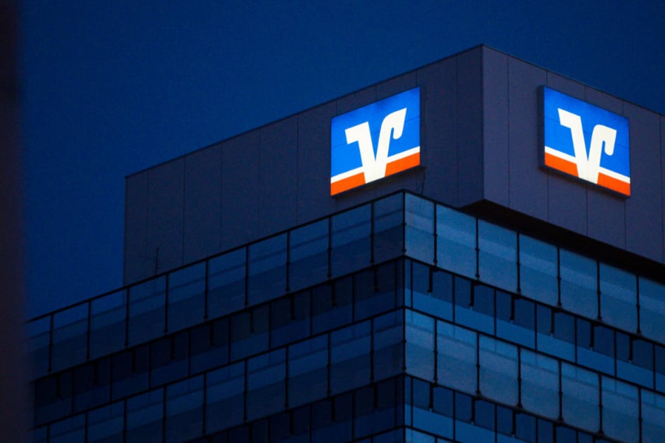 Ärger bei der Volksbank: Seit Montagmorgen können viele Kunden aufgrund einer System-Umstellung nicht auf ihre Konten zugreifen! (Symbolfoto)