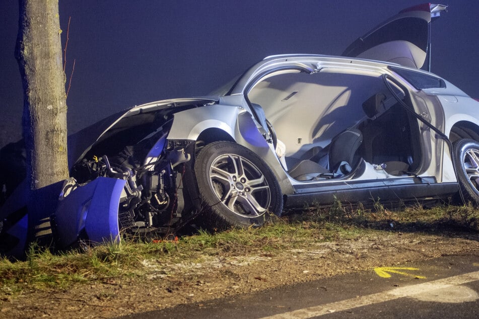 Der Wagen kam aus noch ungeklärter Ursache nach rechts von der Straße ab und krachte frontal gegen einen Baum.