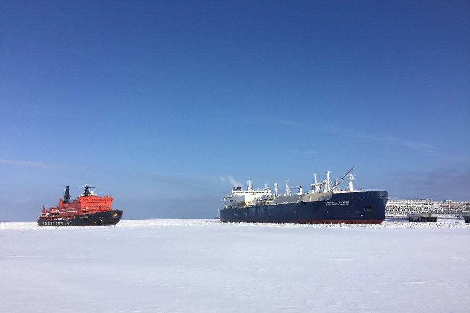 Der Gastanker "Christophe de Margerie" (r.) liegt im Hafen von Sabetta auf der Jamal-Halbinsel im Norden Russlands.