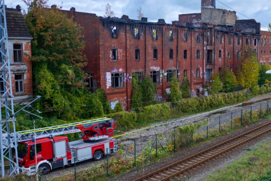 Nach Flammen-Inferno in alter Fabrik: Feuerwehr muss schon wieder ausrücken