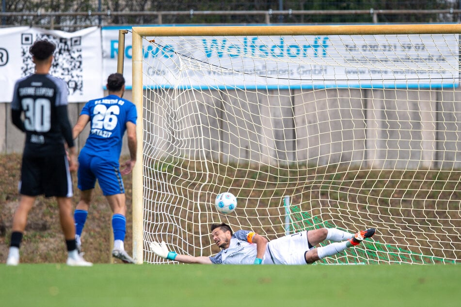 Richtige Ecke, dennoch keine Chance: Abdulkadir Beyazit (Nummer 26) trifft gegen Benjamin Bellot (am Boden) per Foulelfmeter zum 1:0 für Hertha Zehlendorf.