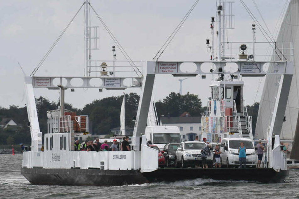 Das 58 Meter lange Fährschiff soll mit dem Schlauchboot des Anglers kollidiert sein. (Archivbild)