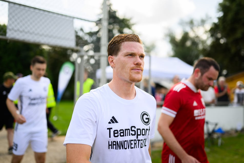 Marcel Halstenberg (33), der viele Jahre unter anderem für RB Leipzig gekickt hat, ist nun in der Kreisliga für Germania Grasdorf aktiv.