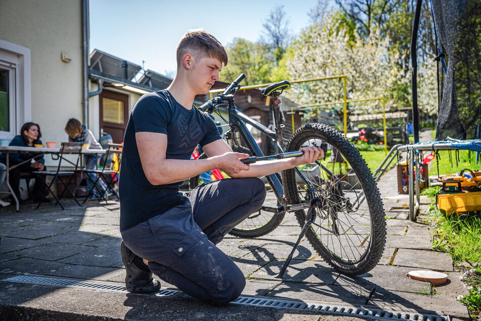 Henrik pumpt die Reifen seines geliebten Downhill-Bikes auf.
