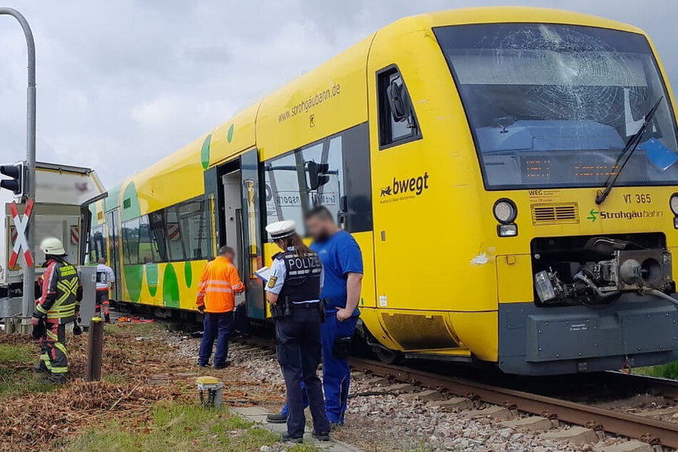 Ein Zug ist bei Hemmingen mit einem Lastwagen zusammengestoßen.