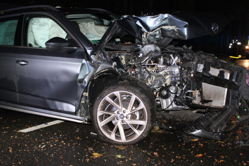 Mann knallt mit Auto frontal gegen Baum: Alkohol und Handy schuld am heftigen Crash?
