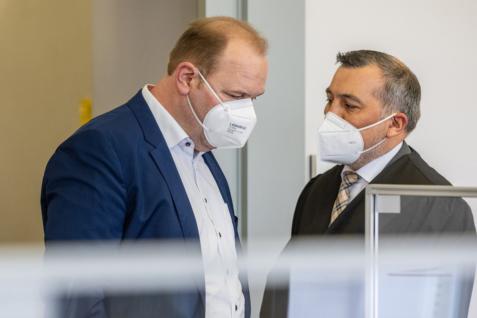 Regensburgs Ex-OB Christian Schlegl (l.) spricht mit seinem Verteidiger Konrad Brenninger. (Archiv)