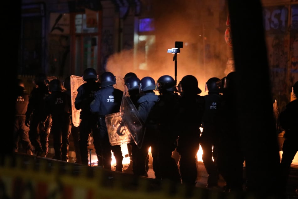 Schwerste Ausschreitung seit Silvester: In Connewitz brannten die Barrikaden
