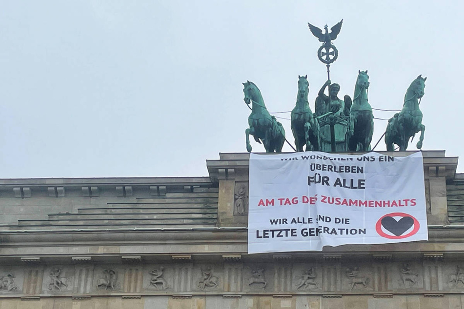 "Letzte Generation" entert Brandenburger Tor und stellt Ultimatum